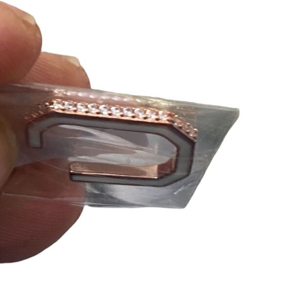 White enamel with rose gold and Diamond look detail - Picture 4 of 4